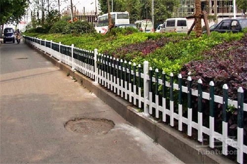 PVC草坪护栏选购指南 优质厂家推荐与市场价格分析