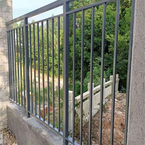 1.5米高锌钢护栏 美观耐用，公路与场地防护首选